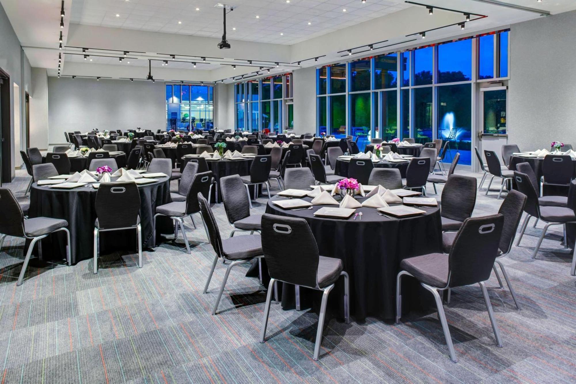 Aloft Wichita Hotel Eksteriør billede